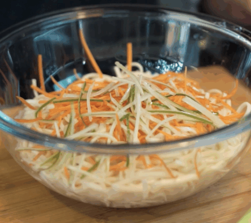 Salada de Udon Refrescante - Mezzani