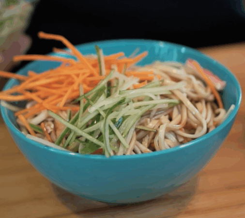 Salada de Udon Refrescante - Mezzani